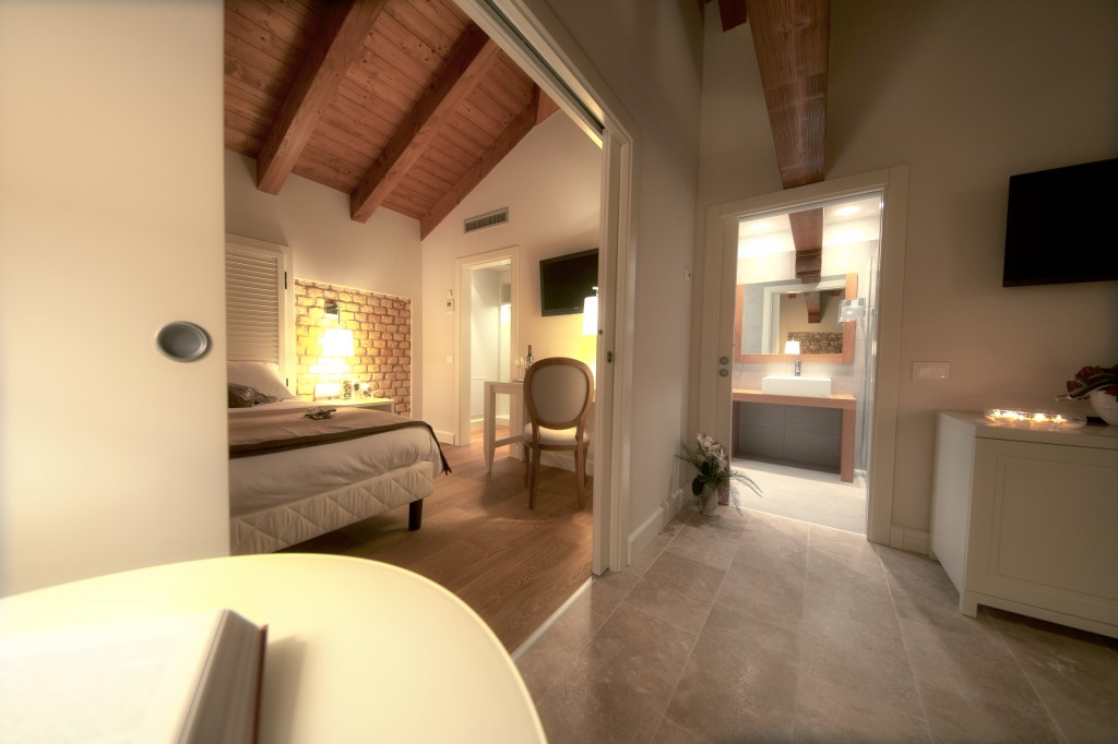 Appartamento Villa Torvatore, ingresso, cucina, sala da pranzo e soggiorno, camera, cabina armadio, stanza da bagno.